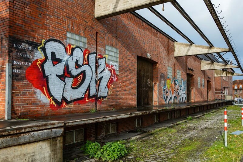 Final remarks on removing graffiti from brick walls