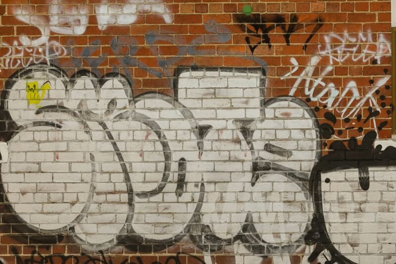 How professionals approach removing graffiti from brick walls
