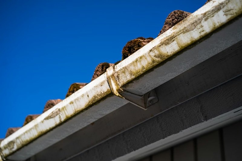 Step-by-step gutter cleaning process